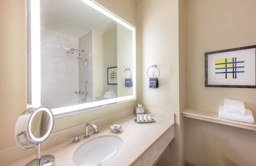 Redwood Shores Hotel | A Place To Reconnect! Pet-friendly Property w/Onsite Pool