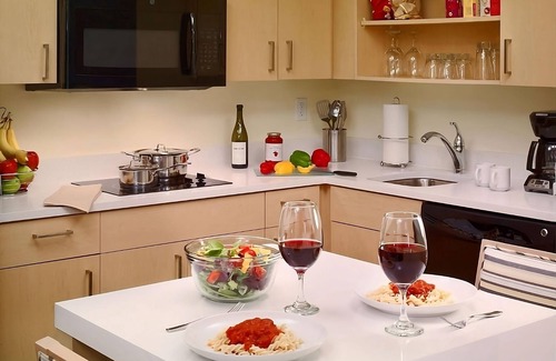 Auburn Hills House | A Place You'll Surely Enjoy! Full Kitchen, Free Breakfast, Pets Allowed