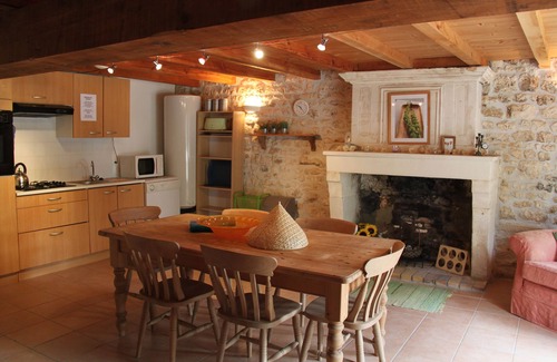 Saint-Simon-de-Pellouaille Cottage | A Proximité de Saintes, Gîte Climatisé 4/5 Personnes Avec Piscine