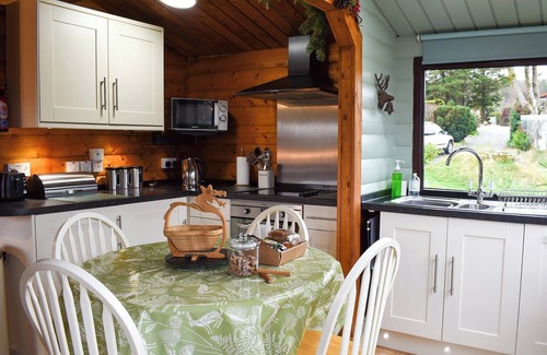 Bronaber Cottage | A quintessential cosy log cabin awaits in a fantastic area.