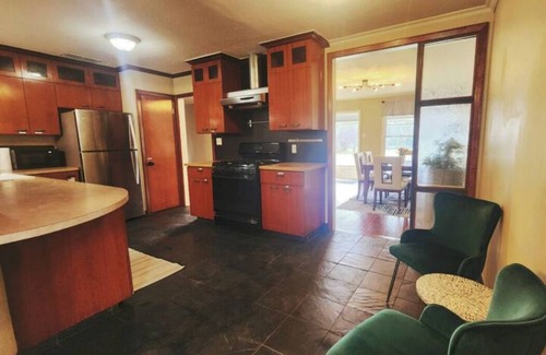 Highland House | A Rare find- Bright & Charming Central Austin Home- 3bedroom in the heart of ATX