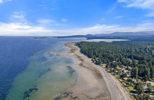 Regional District of Nanaimo House | A Seaside Summer Paradise