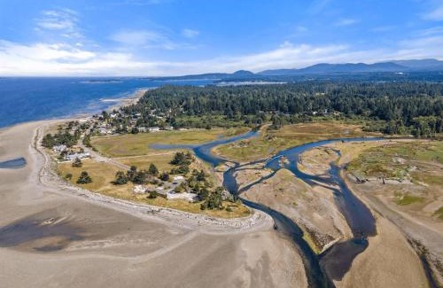 Regional District of Nanaimo House | A Seaside Summer Paradise