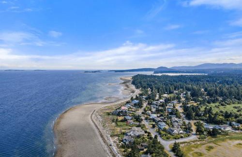Regional District of Nanaimo House | A Seaside Summer Paradise