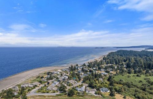 Regional District of Nanaimo House | A Seaside Summer Paradise