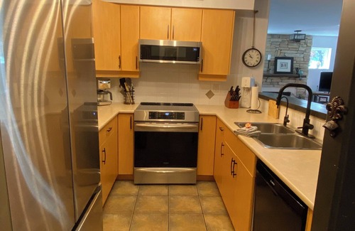 Okanagan-Similkameen House | A Snow-Bird friendly complex, primary bedroom on the main floor.