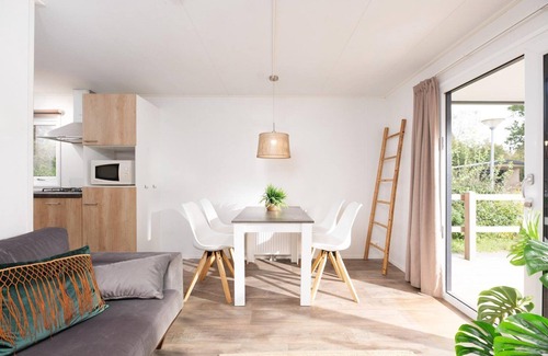 Zuna Cabin | A spacious bungalow with a nice veranda and a view of the playground