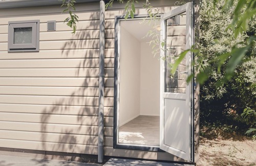 Zuna Cabin | A spacious bungalow with a nice veranda and a view of the playground