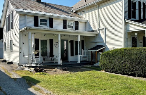Rutland House | A stylish, centrally-located private 2-bedroom 2-bath townhouse + full kitchen.
