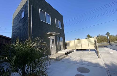 Ichinomiya Villa | A surf point and a 1-minute walk from the beach Enjoy a relaxing beach life in a California-style villa. Enjoy BBQ on the garden sofa.