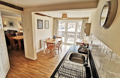 Ivinghoe Cottage | A thee bedroom, one bathroom that sleeps 5 guests in 3 bedrooms