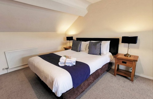 Ivinghoe Cottage | A thee bedroom, one bathroom that sleeps 5 guests in 3 bedrooms