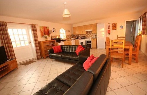 Ivinghoe Cottage | A three bedroom, two bathroom that sleeps 6 guests in 3 bedrooms