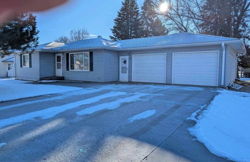 Britton House | A Touch of Green-delightful 2 bdrm house in Britton S.D. with Garage.