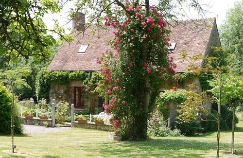 Juvigny-Val-d'Andaine Cottage | A traditional farmhouse in a tranquil rural setting. Sleeps 6 in 3 bedrooms.