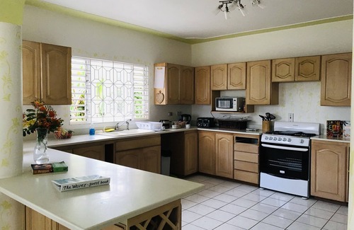 Whitehouse House | A Tropical Getaway