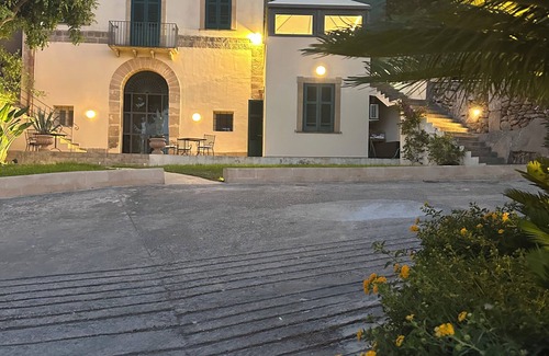 Marsala Villa | A typical 19th-century Sicilian dimora with tuff finishes and stunning view
