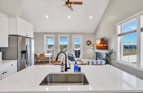 Ottawa House | A View to a Chill 3bed 2.5 bath