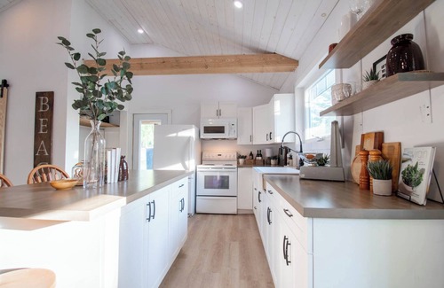 Bayfield Cottage | A Wave from it All, Huge Backyard!