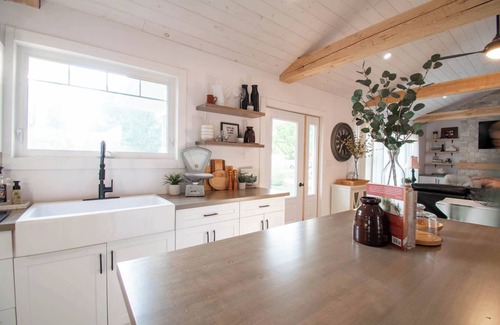 Bayfield Cottage | A Wave from it All, Huge Backyard!