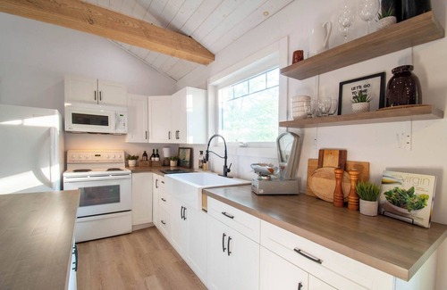 Bayfield Cottage | A Wave from it All, Huge Backyard!