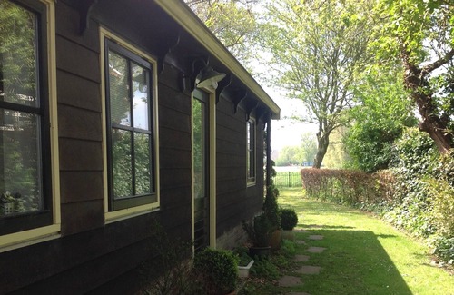 Opperdoes Cottage | A west-frieze house near the IJsselmeer and the North Sea.