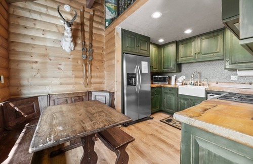 Upper Moonridge Cabin | A Woodsy Mountain Retreat - 2 Masters, Slope Views, Fireplace, Deck, BBQ