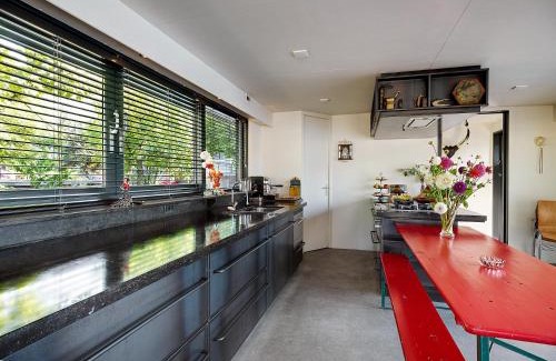 Nieuwmarkt en Lastage Boat Rental | A304 Romantic SeaShip in top Center