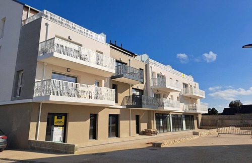 Plouarzel House | Aapartment, sea view in the distance and e-bike