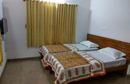 Vijayanagar 1st Stage House | Aashraya Home Stay