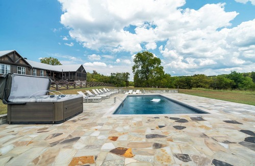 Charlotte House | Above Nashville Rustic Retreat Farm I 200 Acre Farm | Pool&Spa I Services