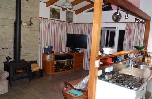 Te Ngaire House | Absolute Beach Frontage - Te Ngaere Bay
