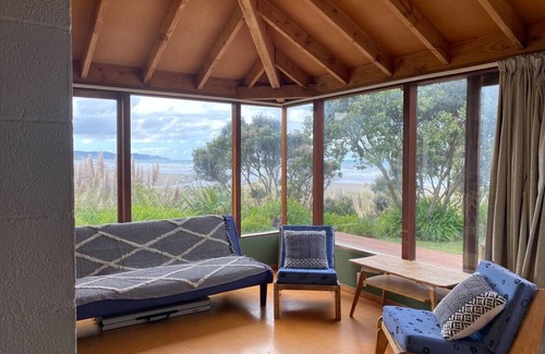 Waimarama House | Absolute beach front - Waimarama Holiday Home