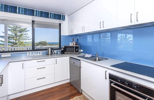 Singleton House | Absolute Beachfront! 2 Storey Beach House! 4 Bedrooms, 2 Kitchens. Pet friendly!