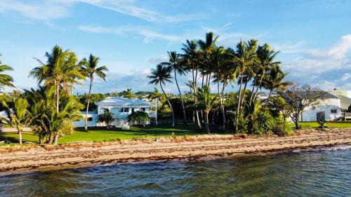 Bowen House | Absolute Beachfront Bowen Beach House 3 Bedroom