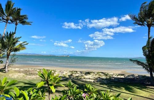 Bowen House | Absolute Beachfront Bowen Beach House 3 Bedroom