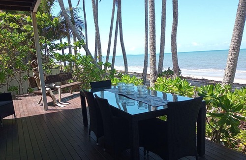 Newell House | Absolute beachfront uninterrupted view to Port Douglas on unspoiled Newell Beach