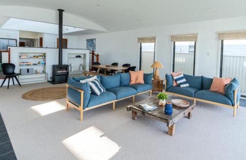 Minnamurra House | Absolute waterfront beach house