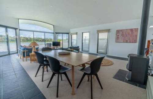 Minnamurra House | Absolute waterfront beach house