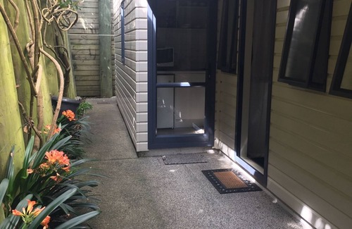 Clarks Beach Apartment | Absolute Waterside Serenity with full kitchen - only 1 hour from Auckland