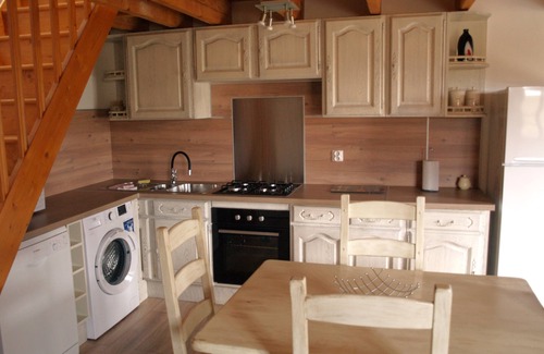 Cherbonnieres Cottage | Acacia, cosy gîte with large private terrace, shared swimming pool heated to 28°C