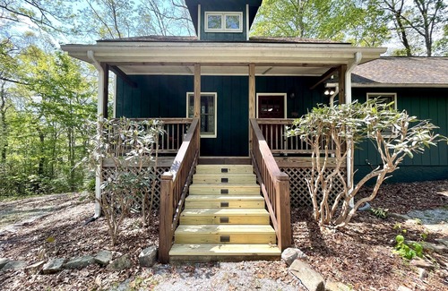 Wiley House | Access to Lake Burton, jacuzzi, pet friendly, 5 min to LaPrade’s marina