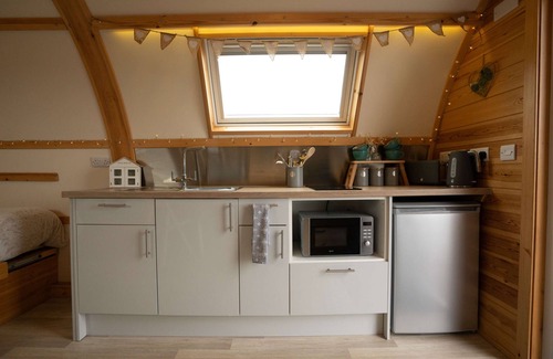 Glandyfi Cabin | Accessible and Cosy Ensuite Cabin with Hot Tub