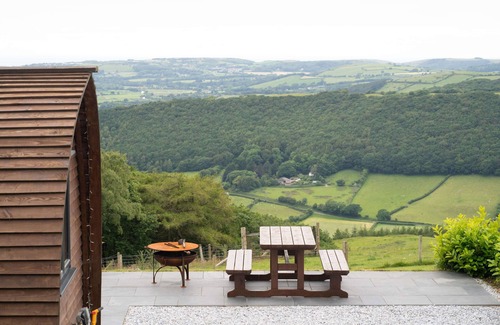 Glandyfi Cabin | Accessible and Cosy Ensuite Cabin with Hot Tub