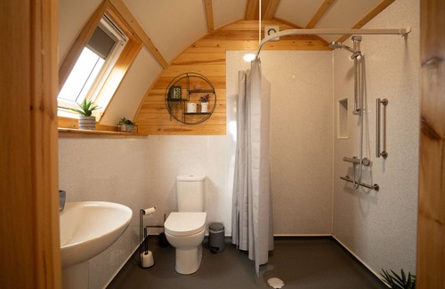 Glandyfi Cabin | Accessible and Cosy Ensuite Cabin with Hot Tub