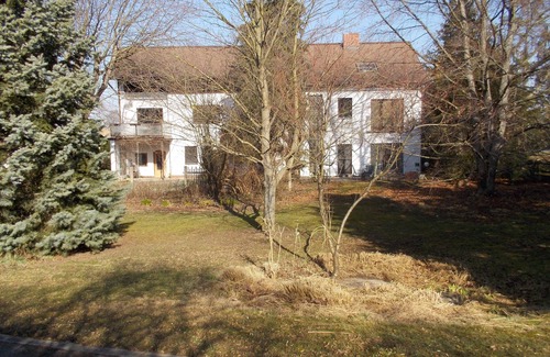 Neulengbach Apartment | Accommodation close to the center with in-house swimming pond and wonderful castle view