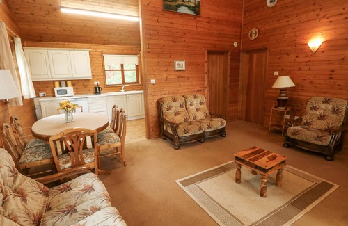 Llanybri Cottage | ACORN LODGE, pet friendly, with a garden in St Clears