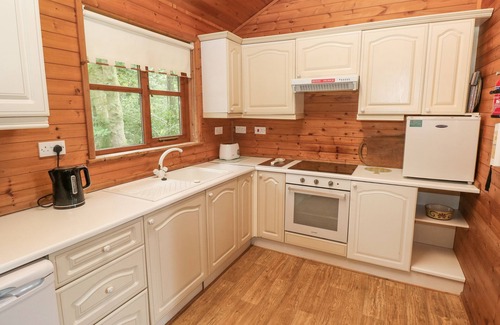 Llanybri Cottage | ACORN LODGE, pet friendly, with a garden in St Clears