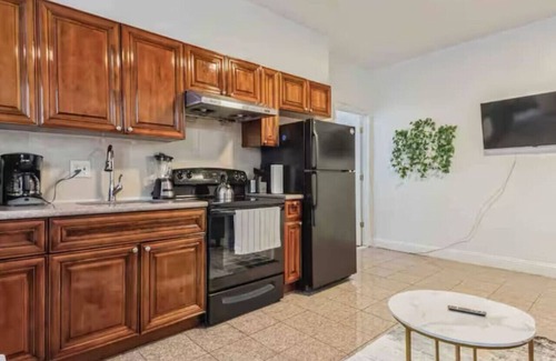 Center City Apartment | Across from Convention Center 4F | Sleeps 6 | 4F