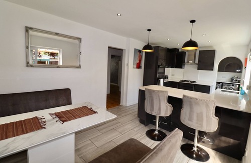 Runnymede Ski Chalet | Addlestone Spacious Four Bedroom House